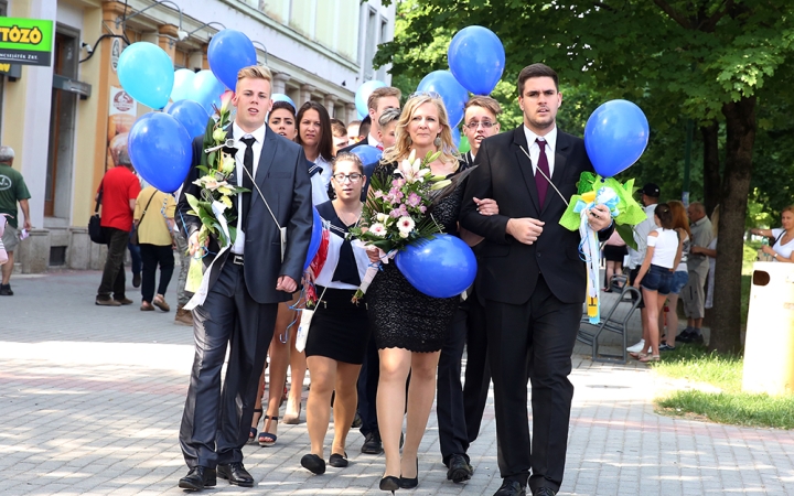 A Kereskedelmi iskola végzőseinek ballagása a főtéren - fotó: Sándor Judit