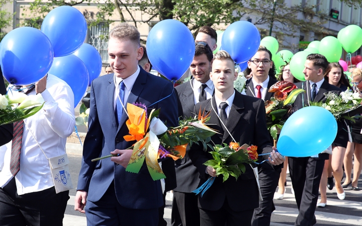 A Kereskedelmi iskola végzőseinek ballagása a főtéren - fotó: Sándor Judit