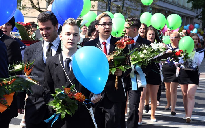 A Kereskedelmi iskola végzőseinek ballagása a főtéren - fotó: Sándor Judit