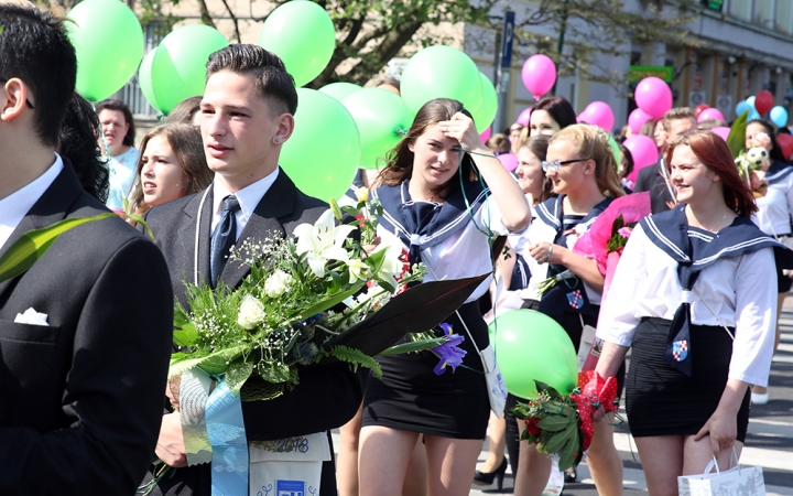A Kereskedelmi iskola végzőseinek ballagása a főtéren - fotó: Sándor Judit