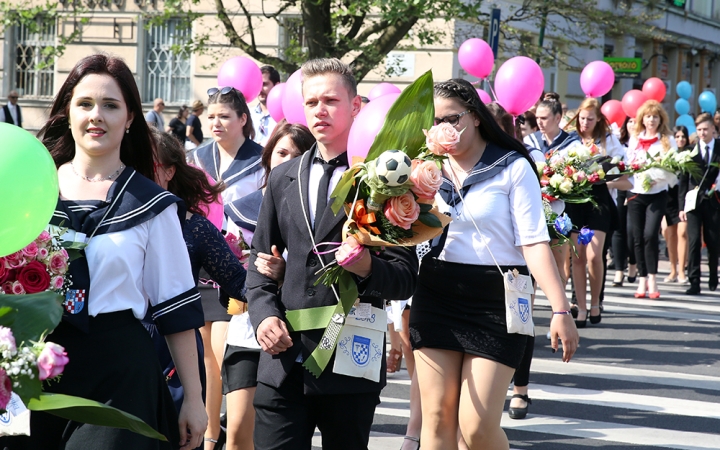 A Kereskedelmi iskola végzőseinek ballagása a főtéren - fotó: Sándor Judit