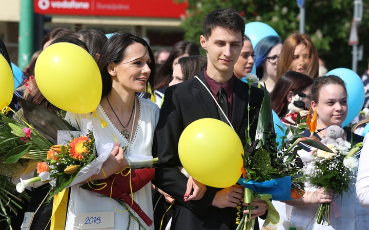 A Kereskedelmi iskola végzőseinek ballagása a főtéren - fotó: Sándor Judit