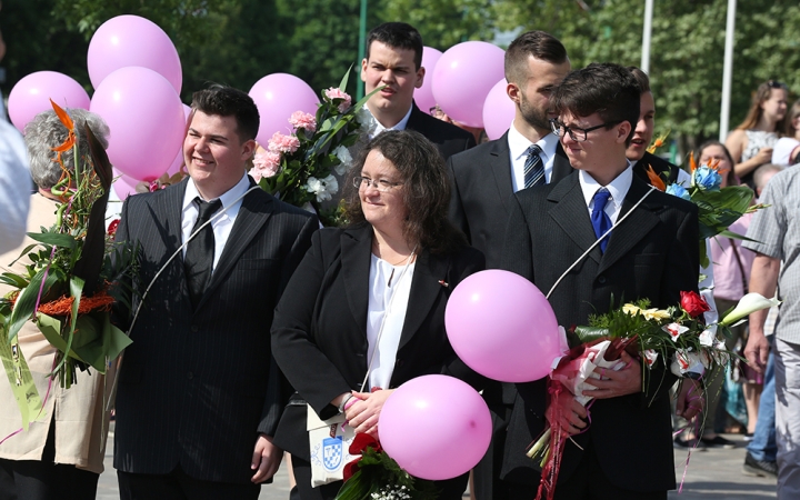 A Kereskedelmi iskola végzőseinek ballagása a főtéren - fotó: Sándor Judit