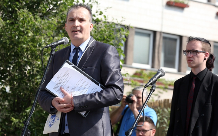A Kereskedelmi iskola végzőseinek ballagása a főtéren - fotó: Sándor Judit