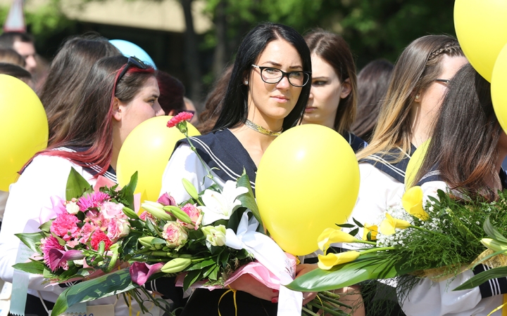 A Kereskedelmi iskola végzőseinek ballagása a főtéren - fotó: Sándor Judit
