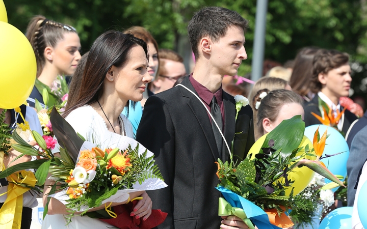 A Kereskedelmi iskola végzőseinek ballagása a főtéren - fotó: Sándor Judit