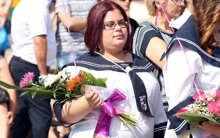 A Kereskedelmi iskola végzőseinek ballagása a főtéren - fotó: Sándor Judit