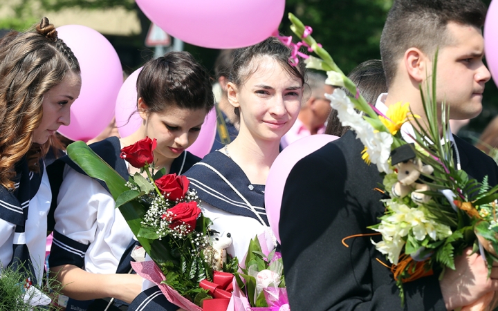 A Kereskedelmi iskola végzőseinek ballagása a főtéren - fotó: Sándor Judit