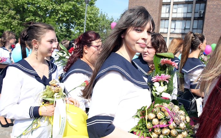 A Kereskedelmi iskola végzőseinek ballagása a főtéren - fotó: Sándor Judit