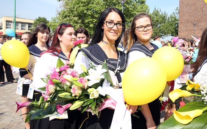 A Kereskedelmi iskola végzőseinek ballagása a főtéren - fotó: Sándor Judit