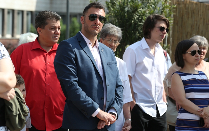A Kereskedelmi iskola végzőseinek ballagása a főtéren - fotó: Sándor Judit