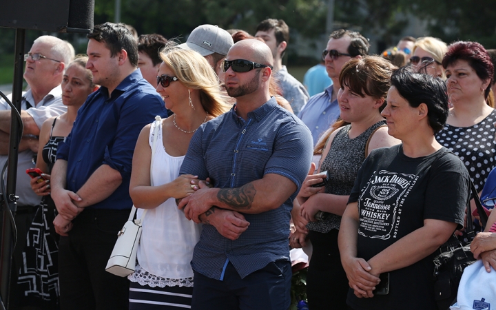 A Kereskedelmi iskola végzőseinek ballagása a főtéren - fotó: Sándor Judit