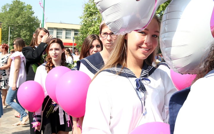 A Kereskedelmi iskola végzőseinek ballagása a főtéren - fotó: Sándor Judit