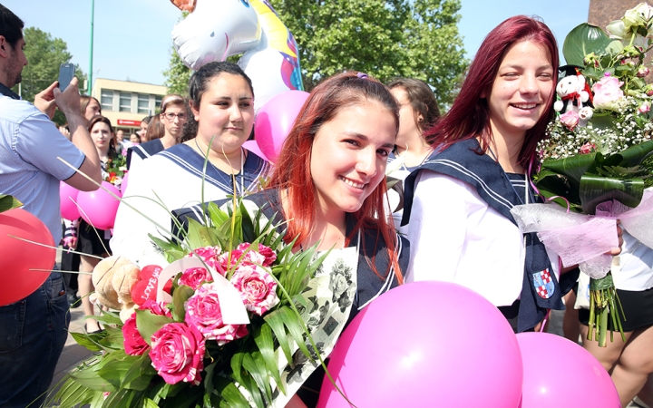 A Kereskedelmi iskola végzőseinek ballagása a főtéren - fotó: Sándor Judit
