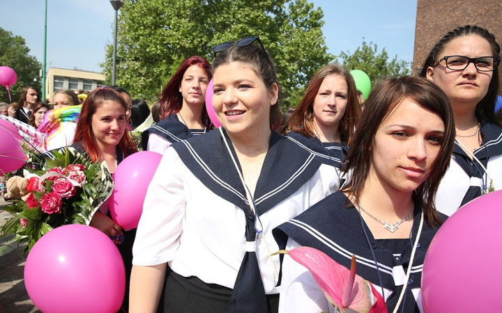 A Kereskedelmi iskola végzőseinek ballagása a főtéren - fotó: Sándor Judit