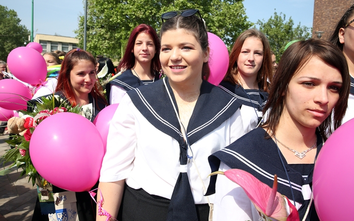 A Kereskedelmi iskola végzőseinek ballagása a főtéren - fotó: Sándor Judit