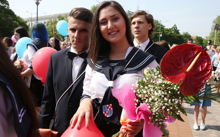 A Kereskedelmi iskola végzőseinek ballagása a főtéren - fotó: Sándor Judit