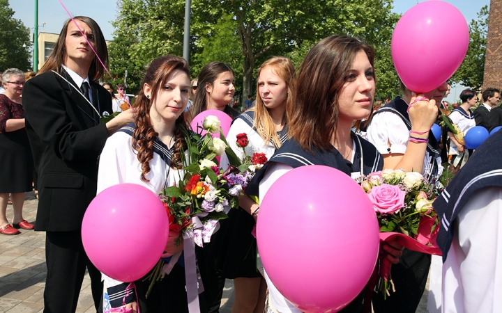 A Kereskedelmi iskola végzőseinek ballagása a főtéren - fotó: Sándor Judit