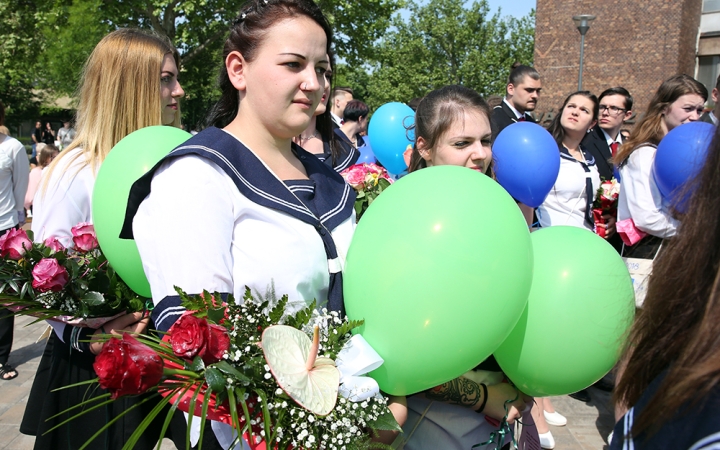 A Kereskedelmi iskola végzőseinek ballagása a főtéren - fotó: Sándor Judit