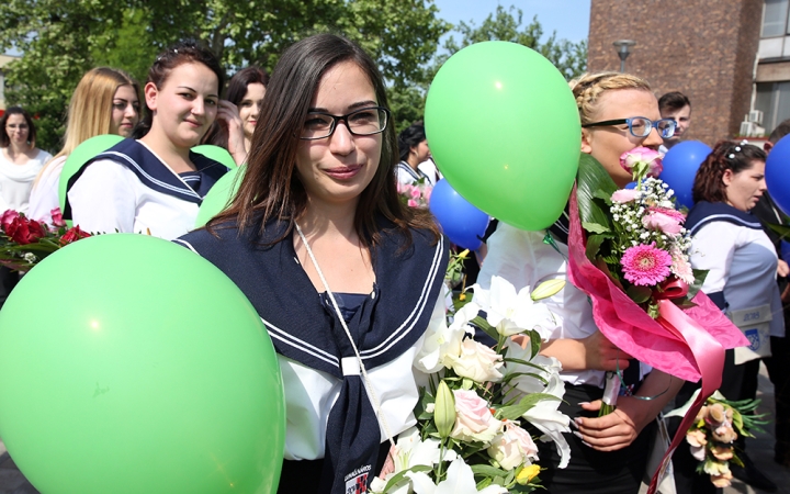 A Kereskedelmi iskola végzőseinek ballagása a főtéren - fotó: Sándor Judit