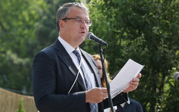 A Kereskedelmi iskola végzőseinek ballagása a főtéren - fotó: Sándor Judit