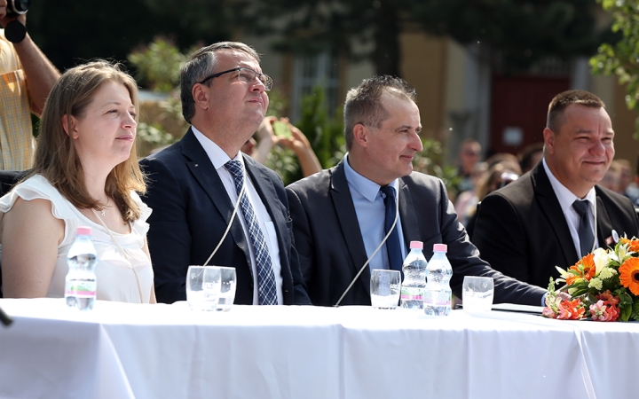 A Kereskedelmi iskola végzőseinek ballagása a főtéren - fotó: Sándor Judit