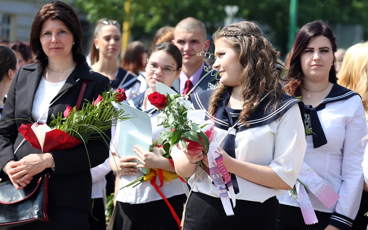 A Kereskedelmi iskola végzőseinek ballagása a főtéren - fotó: Sándor Judit