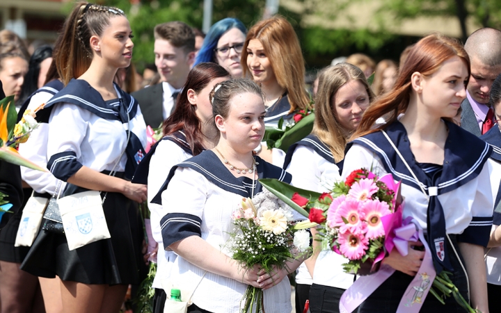 A Kereskedelmi iskola végzőseinek ballagása a főtéren - fotó: Sándor Judit