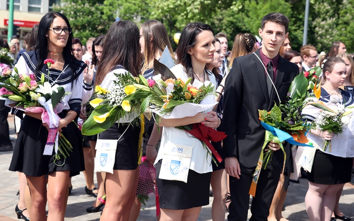 A Kereskedelmi iskola végzőseinek ballagása a főtéren - fotó: Sándor Judit