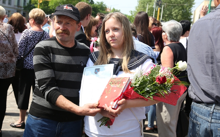A Kereskedelmi iskola végzőseinek ballagása a főtéren - fotó: Sándor Judit