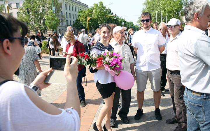 A Kereskedelmi iskola végzőseinek ballagása a főtéren - fotó: Sándor Judit