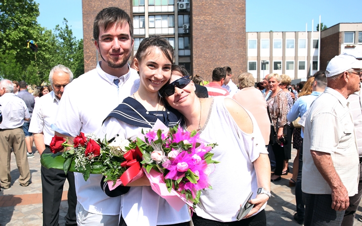 A Kereskedelmi iskola végzőseinek ballagása a főtéren - fotó: Sándor Judit
