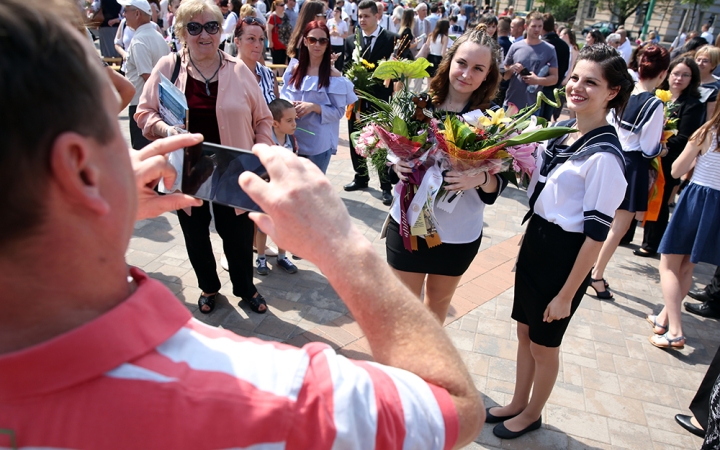 A Kereskedelmi iskola végzőseinek ballagása a főtéren - fotó: Sándor Judit