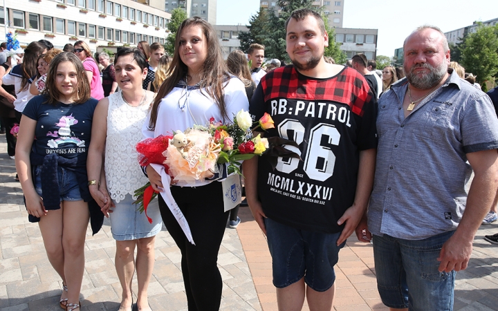 A Kereskedelmi iskola végzőseinek ballagása a főtéren - fotó: Sándor Judit