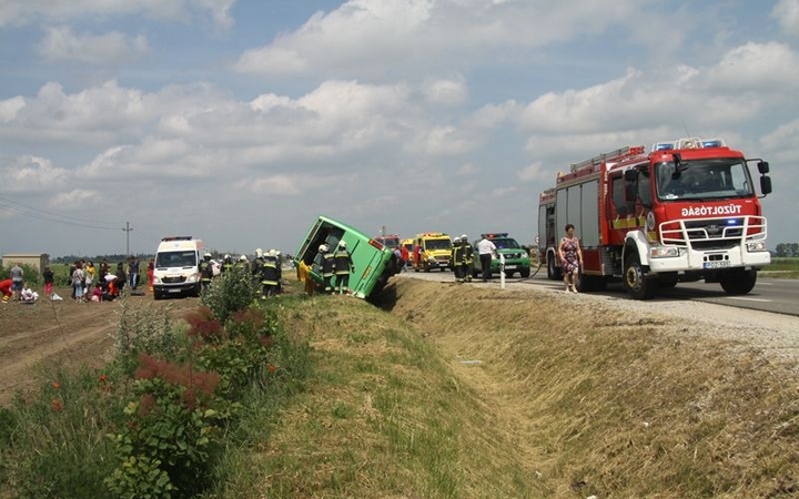 Buszbaleset Börgöndpusztánál - fotó: 