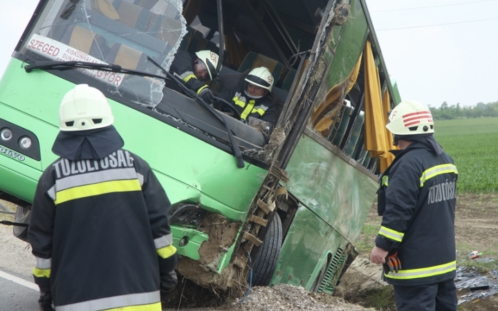 Buszbaleset Börgöndpusztánál - fotó: 