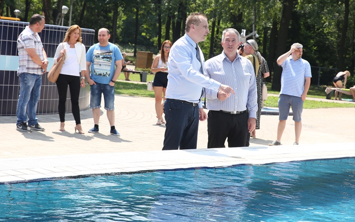 Birtokba vették a városlakók az élményfürdőt - fotó: Sándor Judit