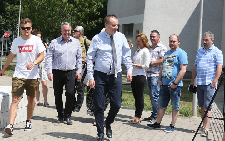 Birtokba vették a városlakók az élményfürdőt - fotó: Sándor Judit