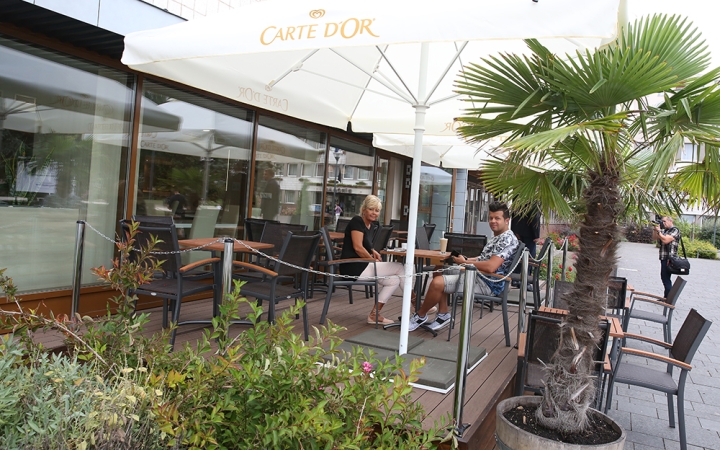 Megnyitott a felújított Főtér Kávézó - fotó: Sándor Judit