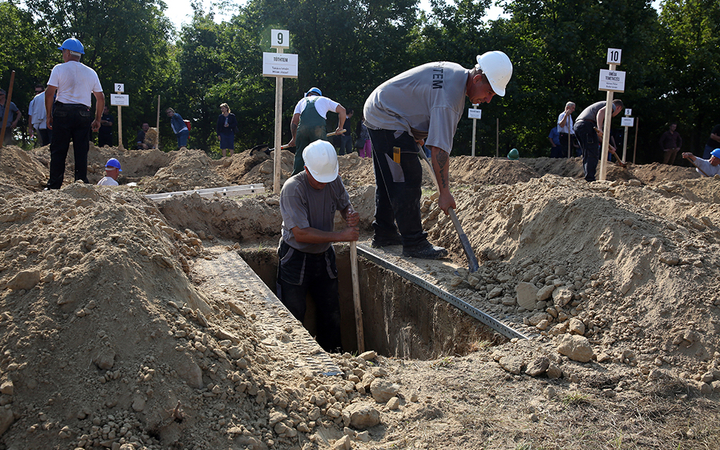 Sírásó verseny a temetőben - fotó: Sándor Judit