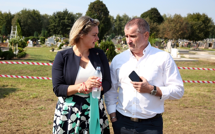 Sírásó verseny a temetőben - fotó: Sándor Judit