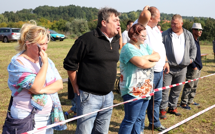 Sírásó verseny a temetőben - fotó: Sándor Judit