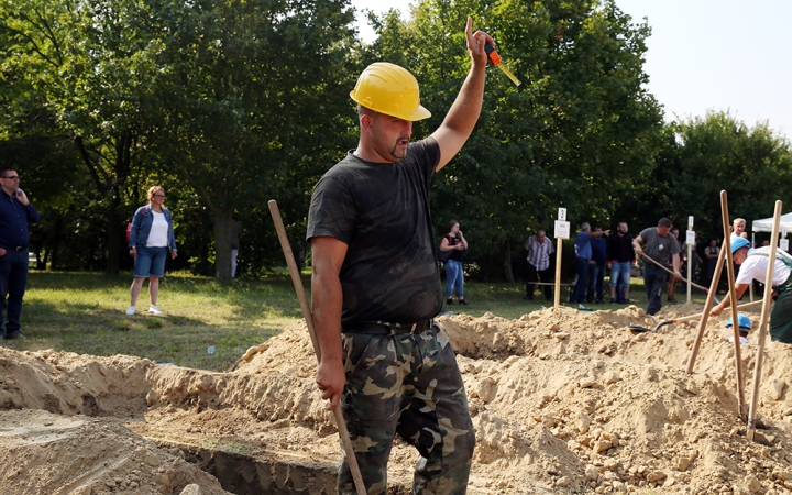 Sírásó verseny a temetőben - fotó: Sándor Judit