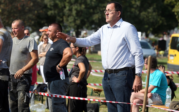 Sírásó verseny a temetőben - fotó: Sándor Judit