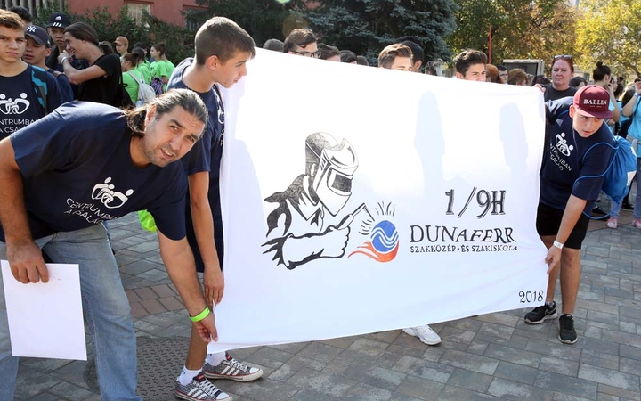 Centrumban a család - fotó: Sándor Judit