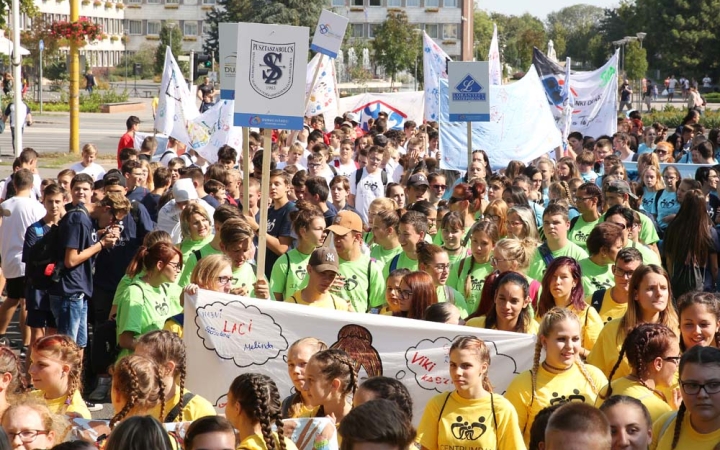 Centrumban a család - fotó: Sándor Judit