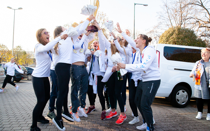 Hazaérkeztek a vízilabdás Szuperlányok - fotó: Ónodi Zoltán