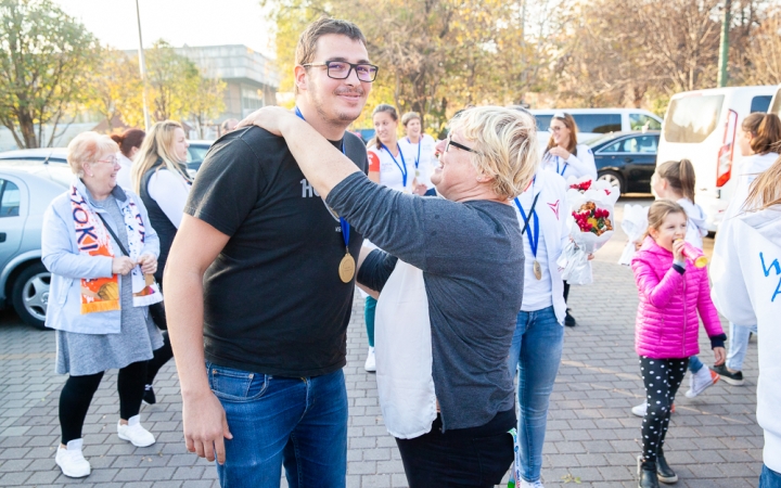 Hazaérkeztek a vízilabdás Szuperlányok - fotó: Ónodi Zoltán