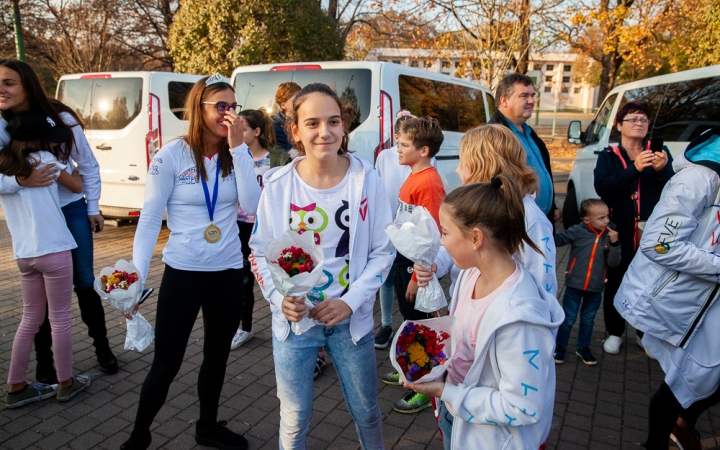 Hazaérkeztek a vízilabdás Szuperlányok - fotó: Ónodi Zoltán