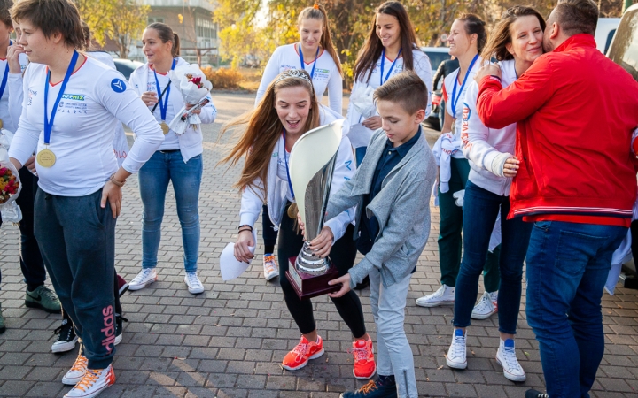 Hazaérkeztek a vízilabdás Szuperlányok - fotó: Ónodi Zoltán